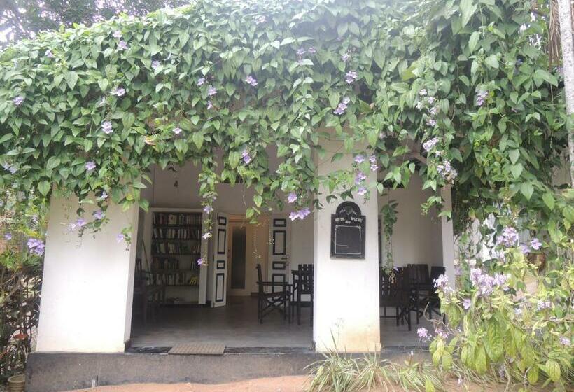プールビュースタンダードルーム, Bentota Home Stay