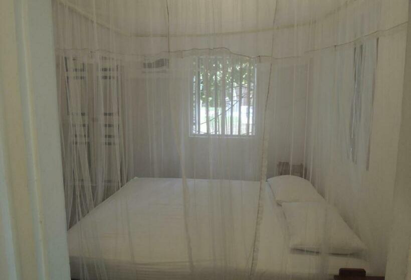 プールビュースタンダードルーム, Bentota Home Stay