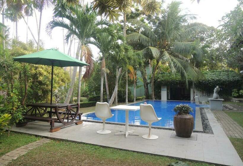 プールビュースタンダードルーム, Bentota Home Stay