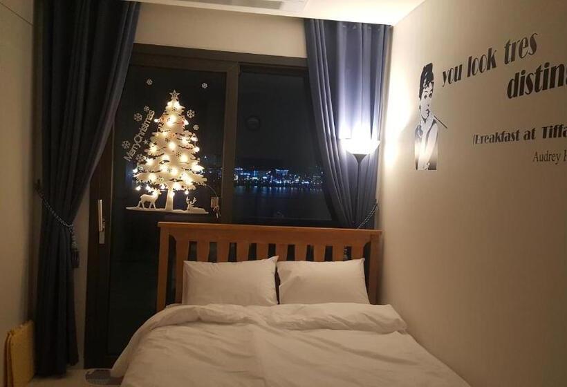 1 Bedroom Apartment Lake View, Nadree House 1