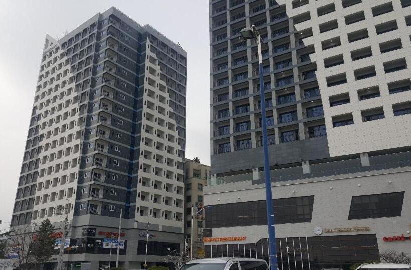 1 Bedroom Apartment Lake View, Nadree House 1