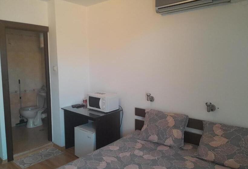 اتاق کلاسیک سه تخته, стаи за гости анхиало