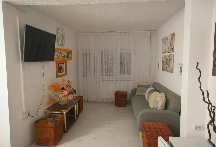 חדר משפחתי, Casa Mina