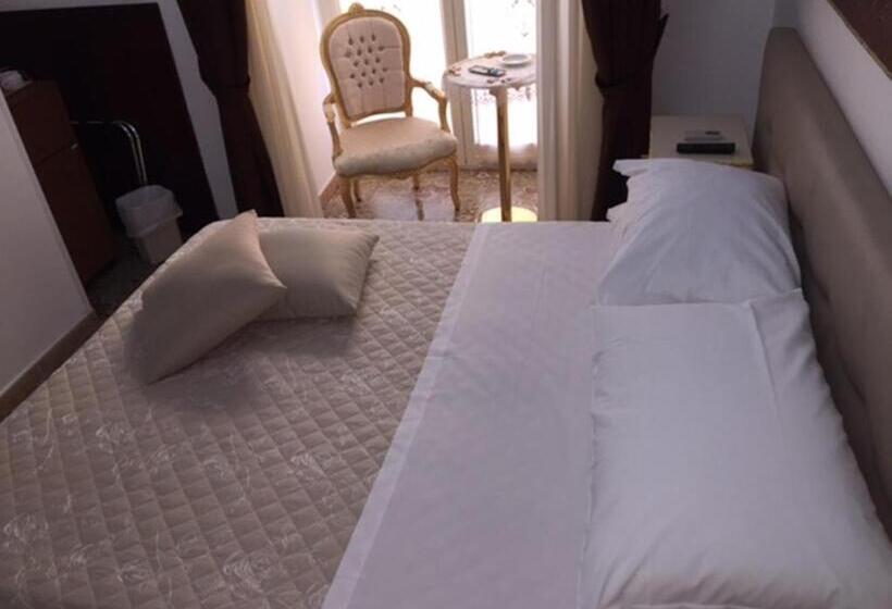 اتاق سوپریور, Des Artistes