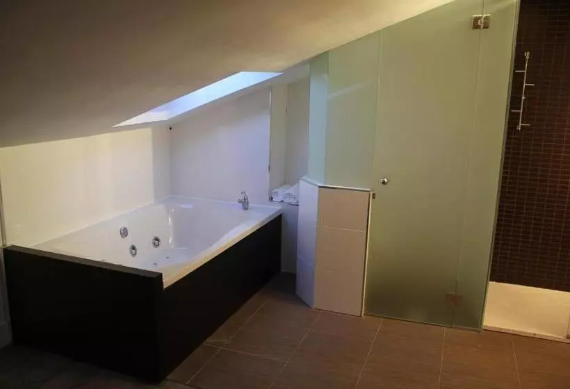 سوییت لوکس, La Ermita
