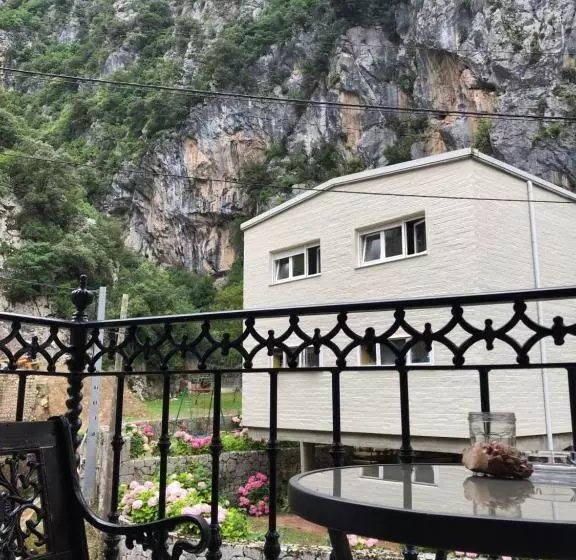 اتاق استاندارد با چشم‌انداز کوهستان, Posada La Cuadrona