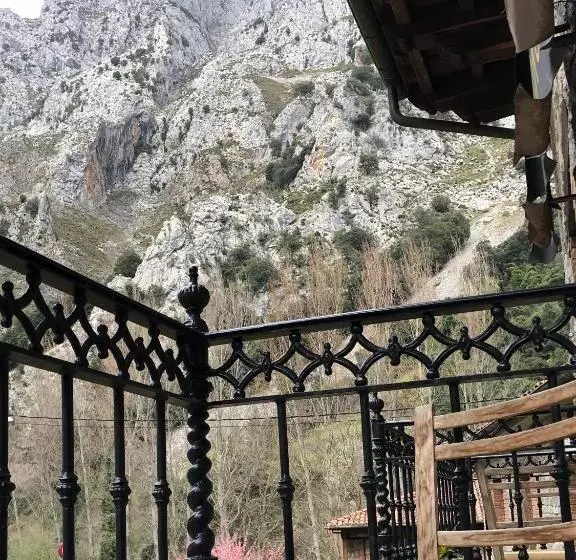 اتاق استاندارد با چشم‌انداز کوهستان, Posada La Cuadrona