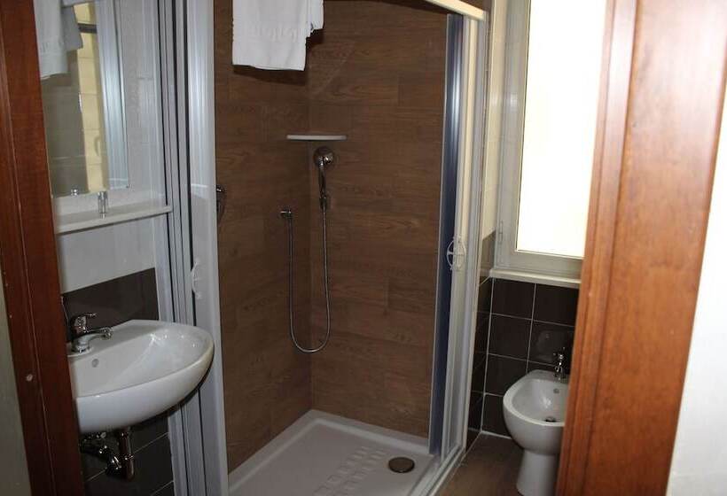 חדר דלוקס, Pyramid