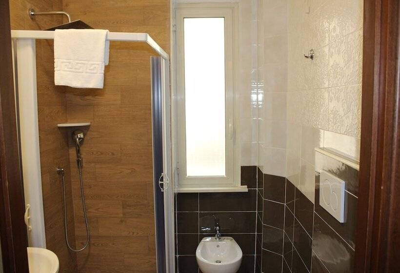 חדר דלוקס, Pyramid