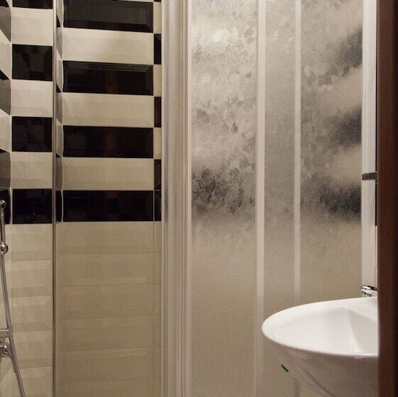 חדר דלוקס, Pyramid