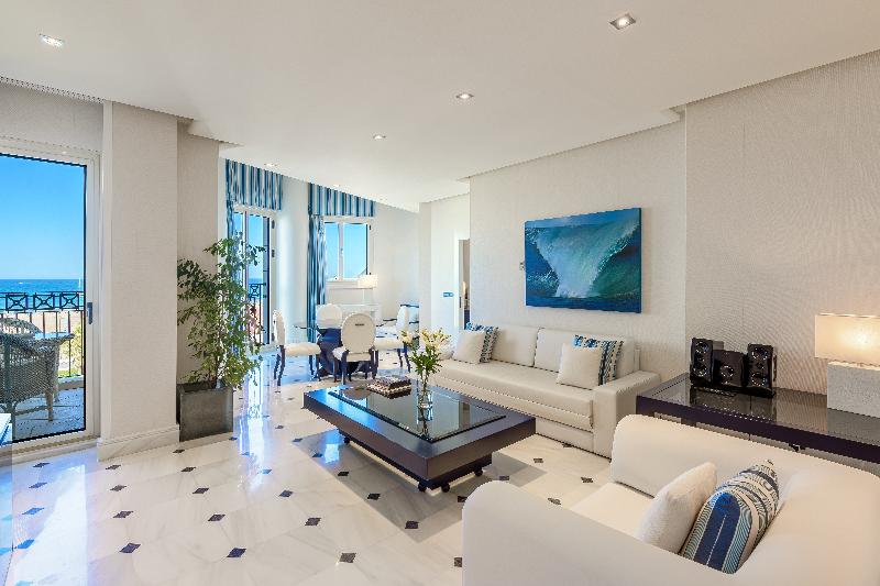 חדר דלוקס, Pyramid