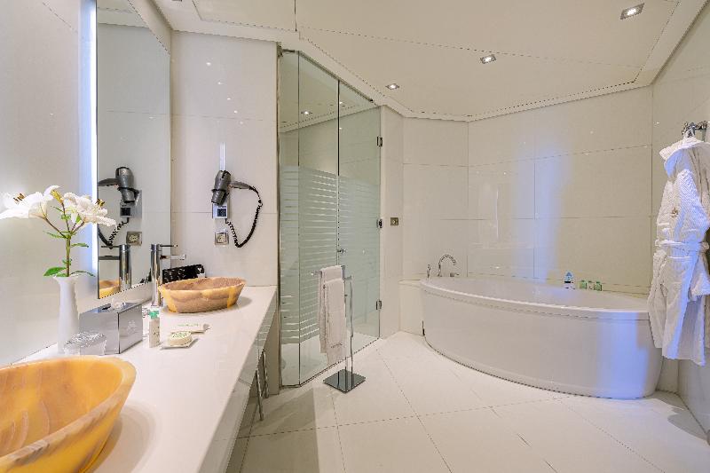 חדר דלוקס, Pyramid