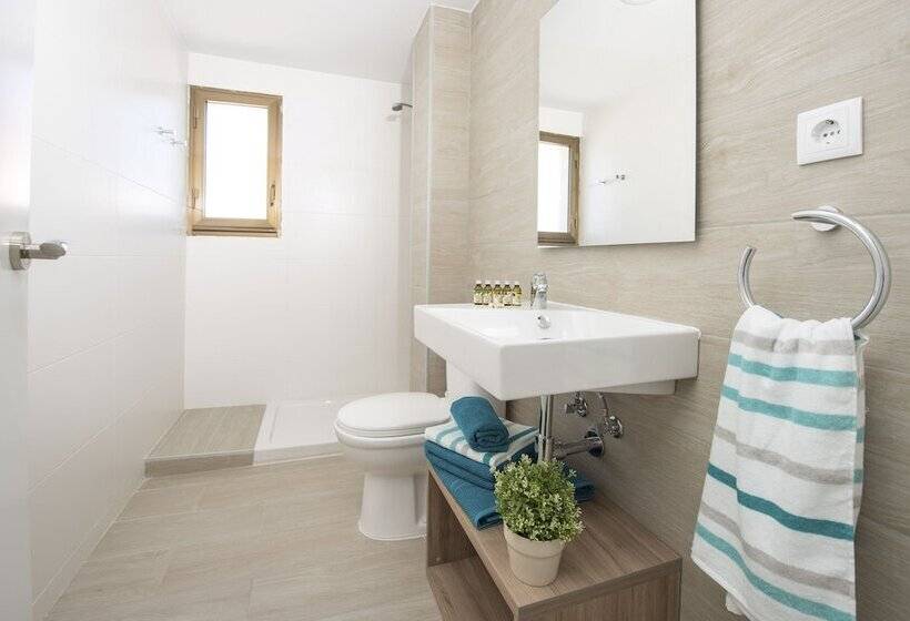 דירת חדר, Ona Aquamarina