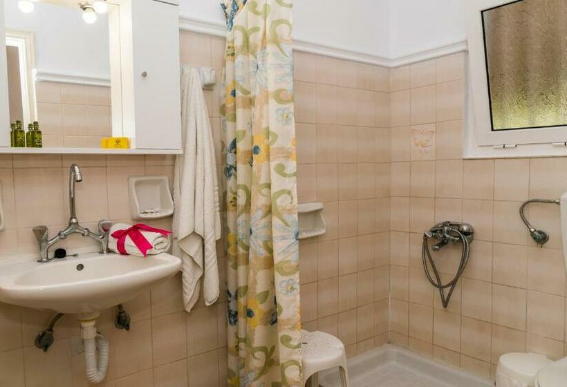 اتاق استاندارد, Roussa's Apartments