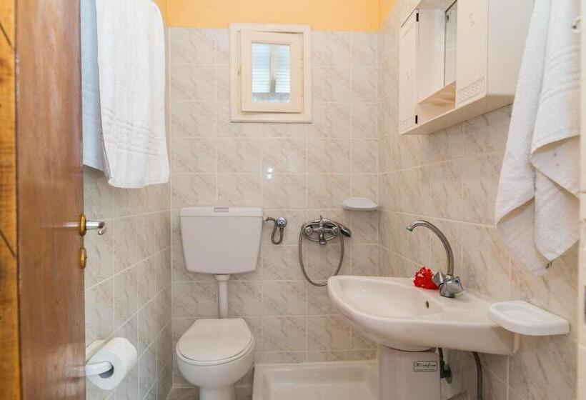 اتاق استاندارد چهار تخته, Roussa's Apartments