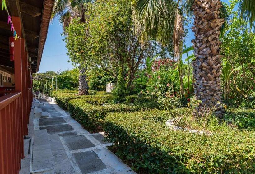 اتاق استاندارد چهار تخته, Roussa's Apartments