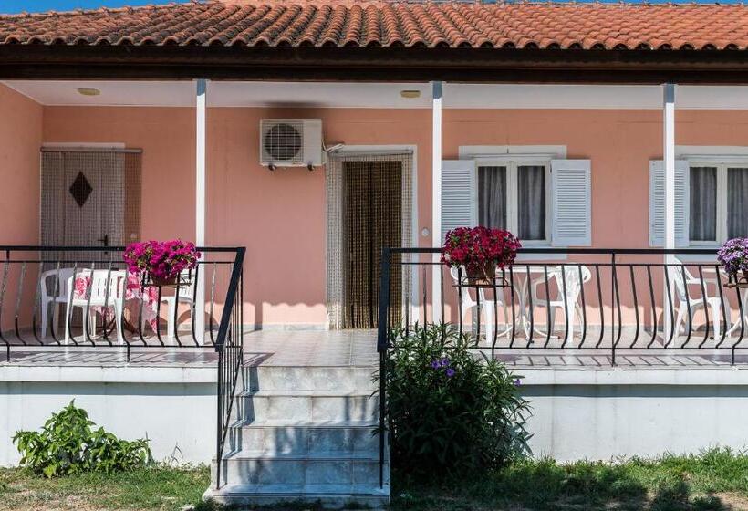 اتاق استاندارد چهار تخته, Roussa's Apartments