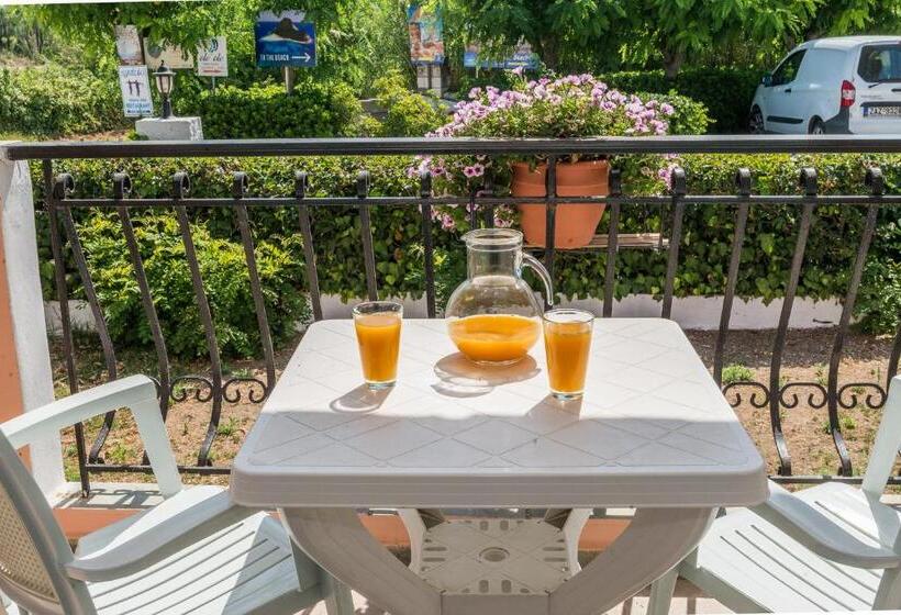 اتاق استاندارد چهار تخته, Roussa's Apartments