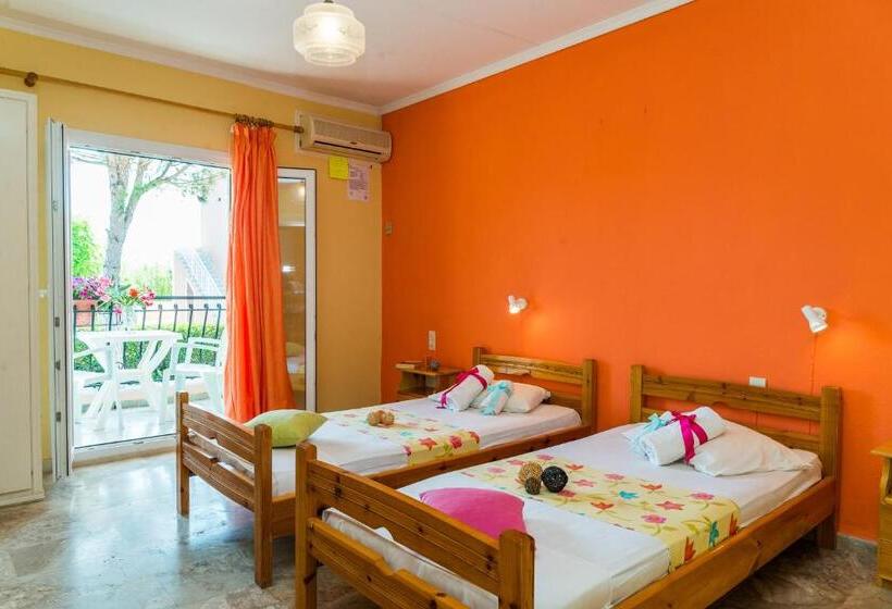 اتاق استاندارد چهار تخته, Roussa's Apartments