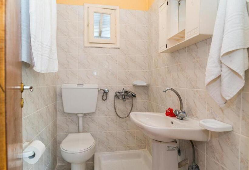 اتاق استاندارد چهار تخته, Roussa's Apartments