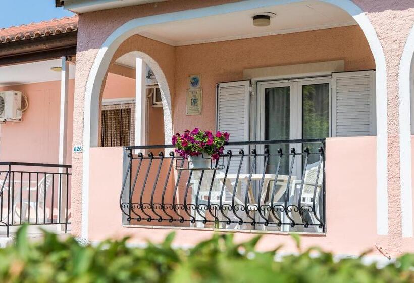 اتاق استاندارد چهار تخته, Roussa's Apartments