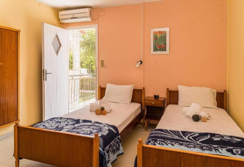 اتاق لوکس, Roussa's Apartments