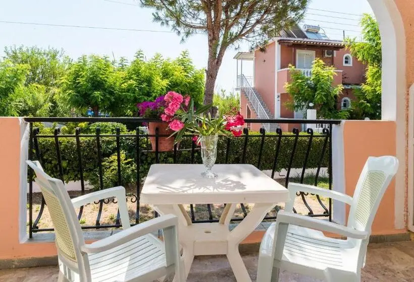 اتاق استاندارد چهار تخته, Roussa's Apartments
