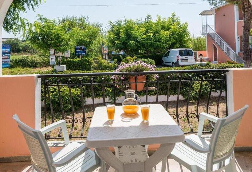 اتاق استاندارد چهار تخته, Roussa's Apartments