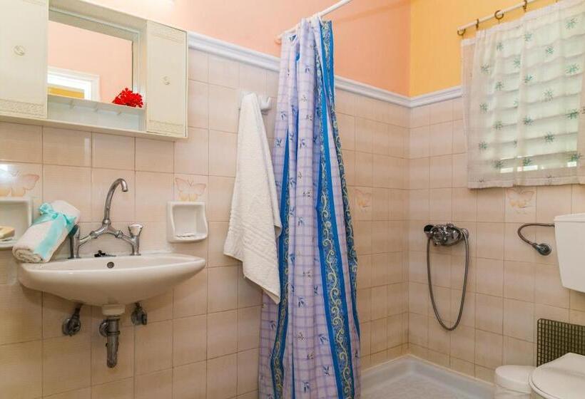 اتاق استاندارد چهار تخته, Roussa's Apartments