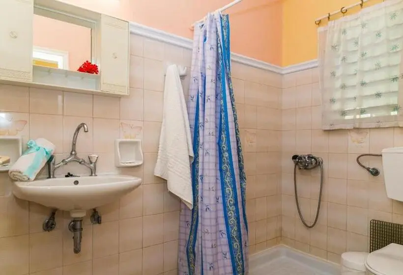 اتاق استاندارد چهار تخته, Roussa's Apartments