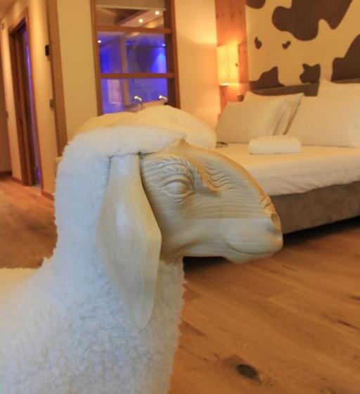 سوئیت جونیور با چشمانداز, Emmy Five Elements