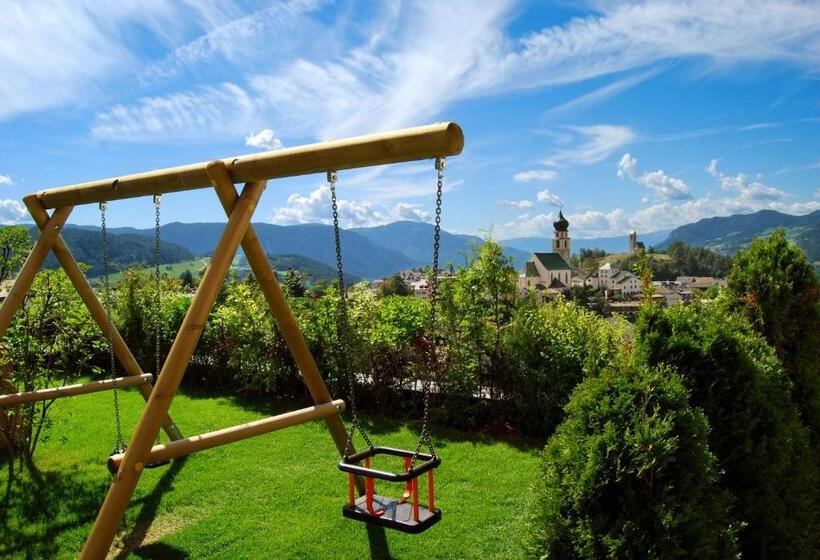 سوییت جونیور در طبقه همکف, Emmy Five Elements