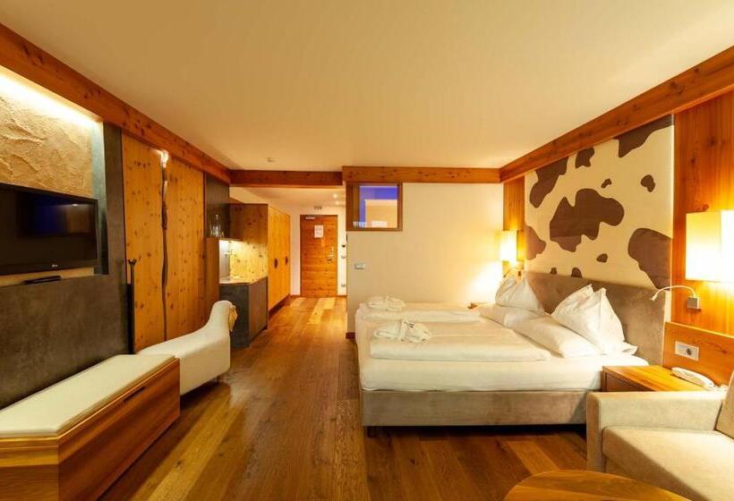 سوییت جونیور در طبقه همکف, Emmy Five Elements