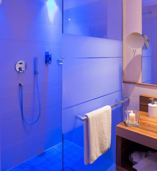 سوییت جونیور در طبقه همکف, Emmy Five Elements