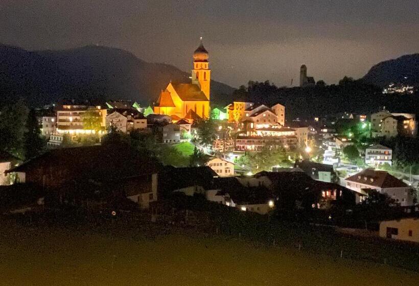 سوئیت 2 خوابه, Emmy Five Elements