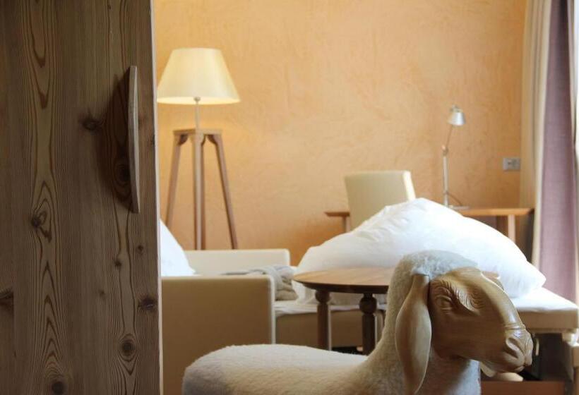 استودیو استاندارد با چشمانداز کوهستان, Emmy Five Elements