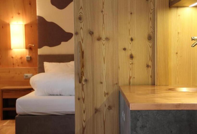 استودیو استاندارد با چشمانداز کوهستان, Emmy Five Elements