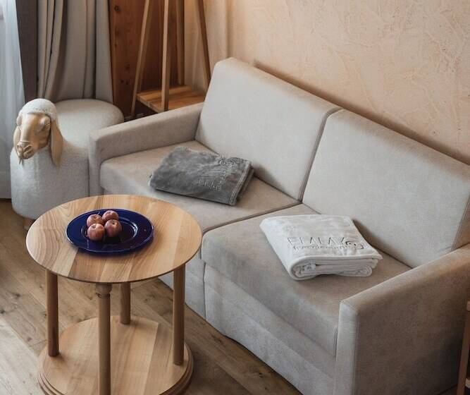 سوییت خانوادگی, Emmy Five Elements