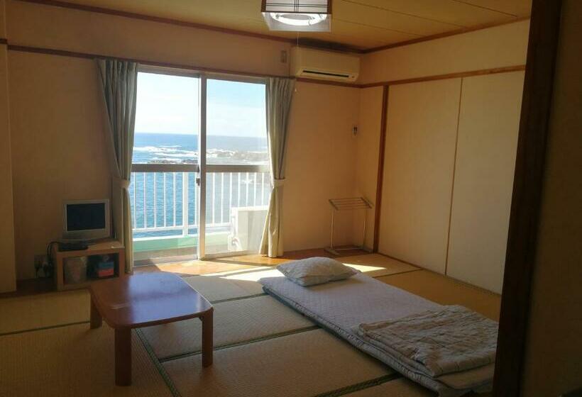 Familjerum Delat Badrum, 海のお宿