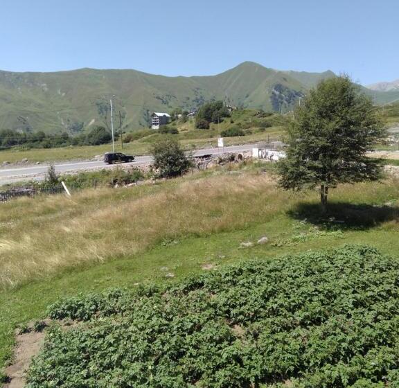 اتاق استاندارد سه تخته با سرویس بهداشتی مشترک, Family Hotel Mtamta