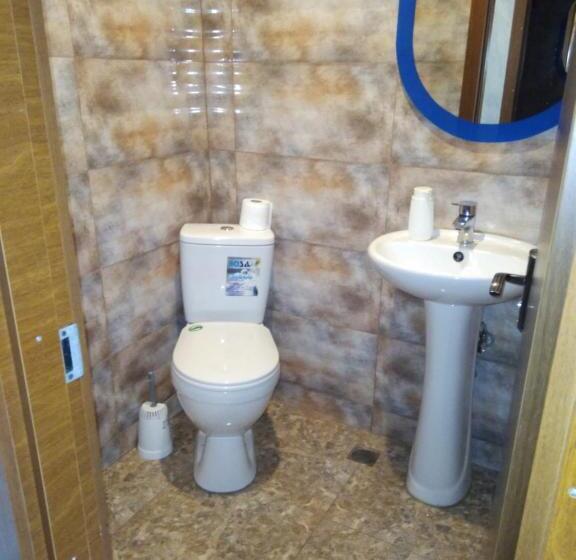 اتاق استاندارد سه تخته با سرویس بهداشتی مشترک, Family Hotel Mtamta