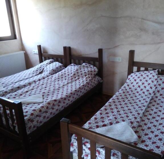 اتاق استاندارد سه تخته با سرویس بهداشتی مشترک, Family Hotel Mtamta