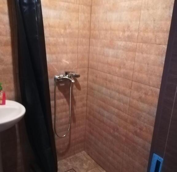 اتاق استاندارد با سرویس بهداشتی مشترک, Family Hotel Mtamta