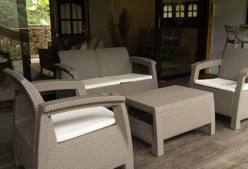 ２ベッドルームハウス, La Veranda Hotel & Restaurant