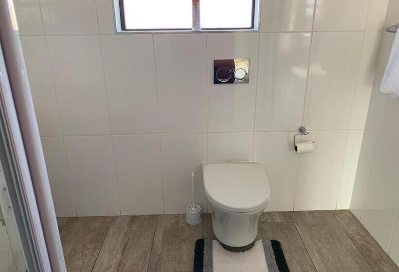 バルコニー付きデラックスルーム, Malu Guest House