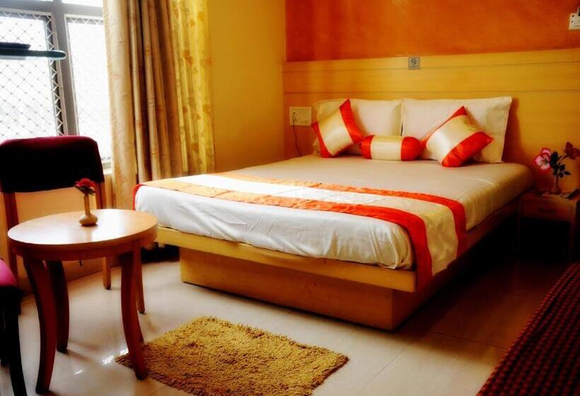 Camera Deluxe, Suvarna Suits