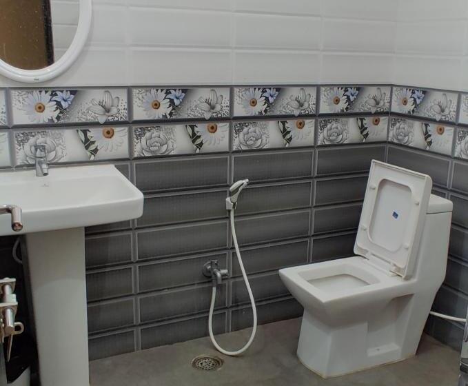 Camera Deluxe, Suvarna Suits