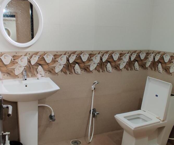 Camera Deluxe, Suvarna Suits