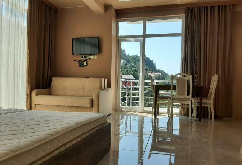 اتاق سوپریور با چشم‌انداز دریا, Giorgi Kvariati