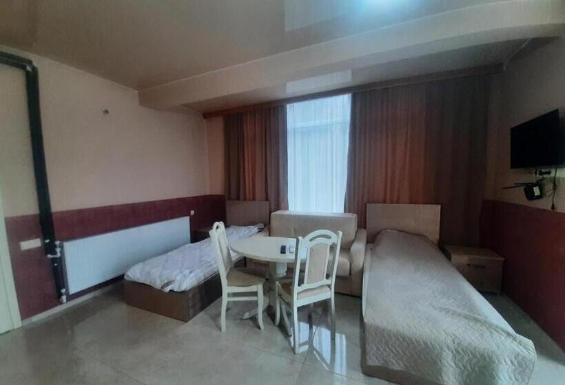 اتاق سوپریور با چشم‌انداز دریا, Giorgi Kvariati